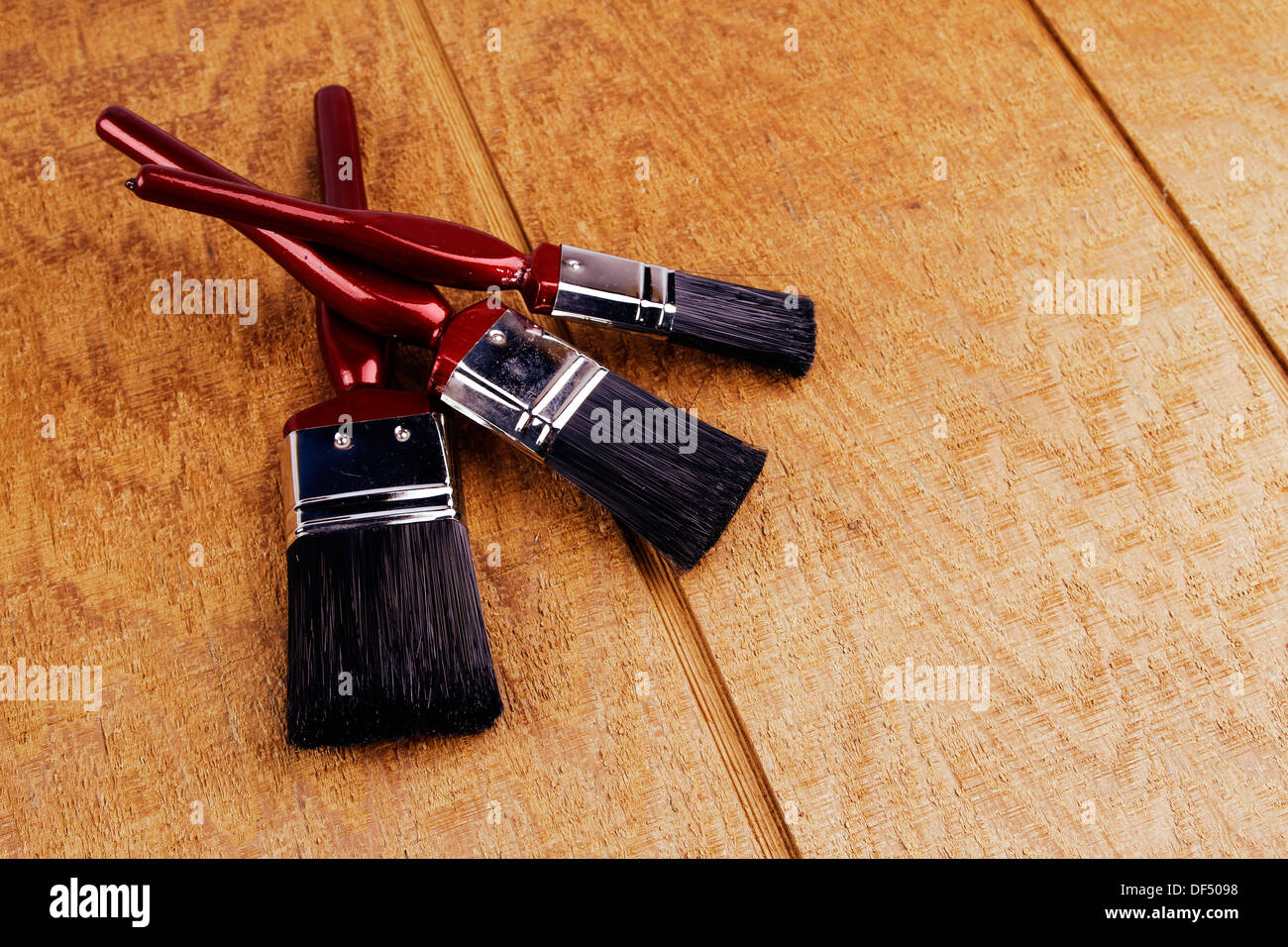 Tre pennelli sulla superficie di legno Foto Stock