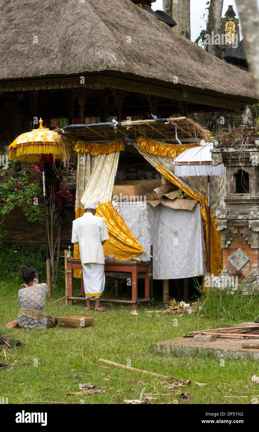 Il sambuco giovane cerimonia offrono dèi spiriti Bali Asia eseguire offerte cerimoniali cibo incentivare i religiosi la religione convinzione tempio Foto Stock