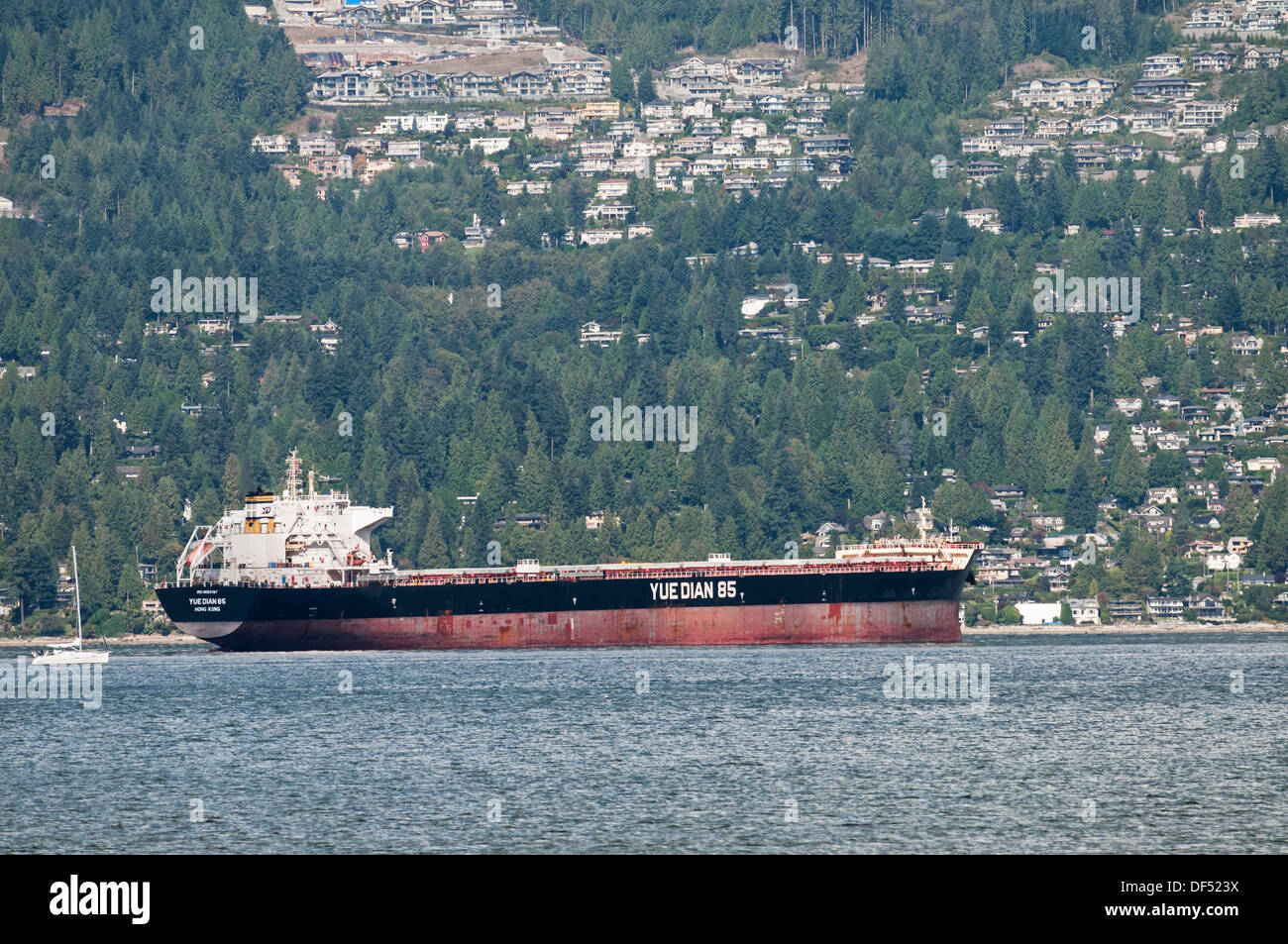 Trasporti marittimi nave portarinfuse freighter YUE DIAN 85 di ancoraggio ingresso Burrard Vancouver Canada Foto Stock