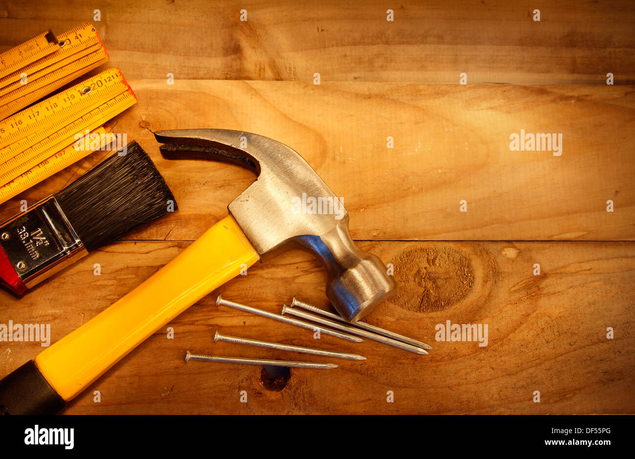 Martello, chiodi, spazzola e il righello su legno Foto Stock
