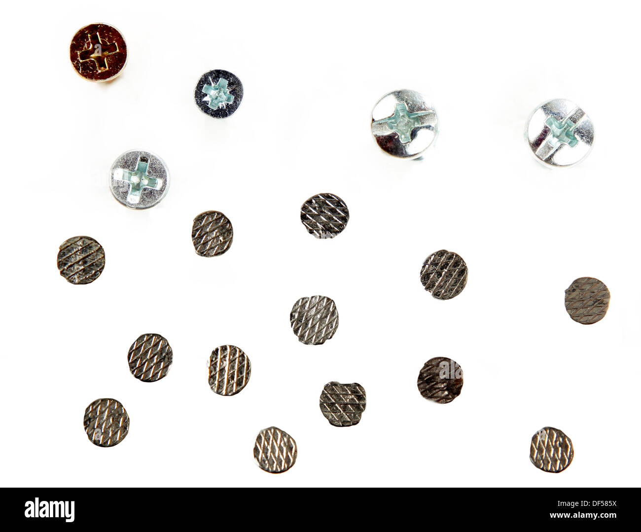 Unghie e le teste delle viti su sfondo semplice Foto Stock