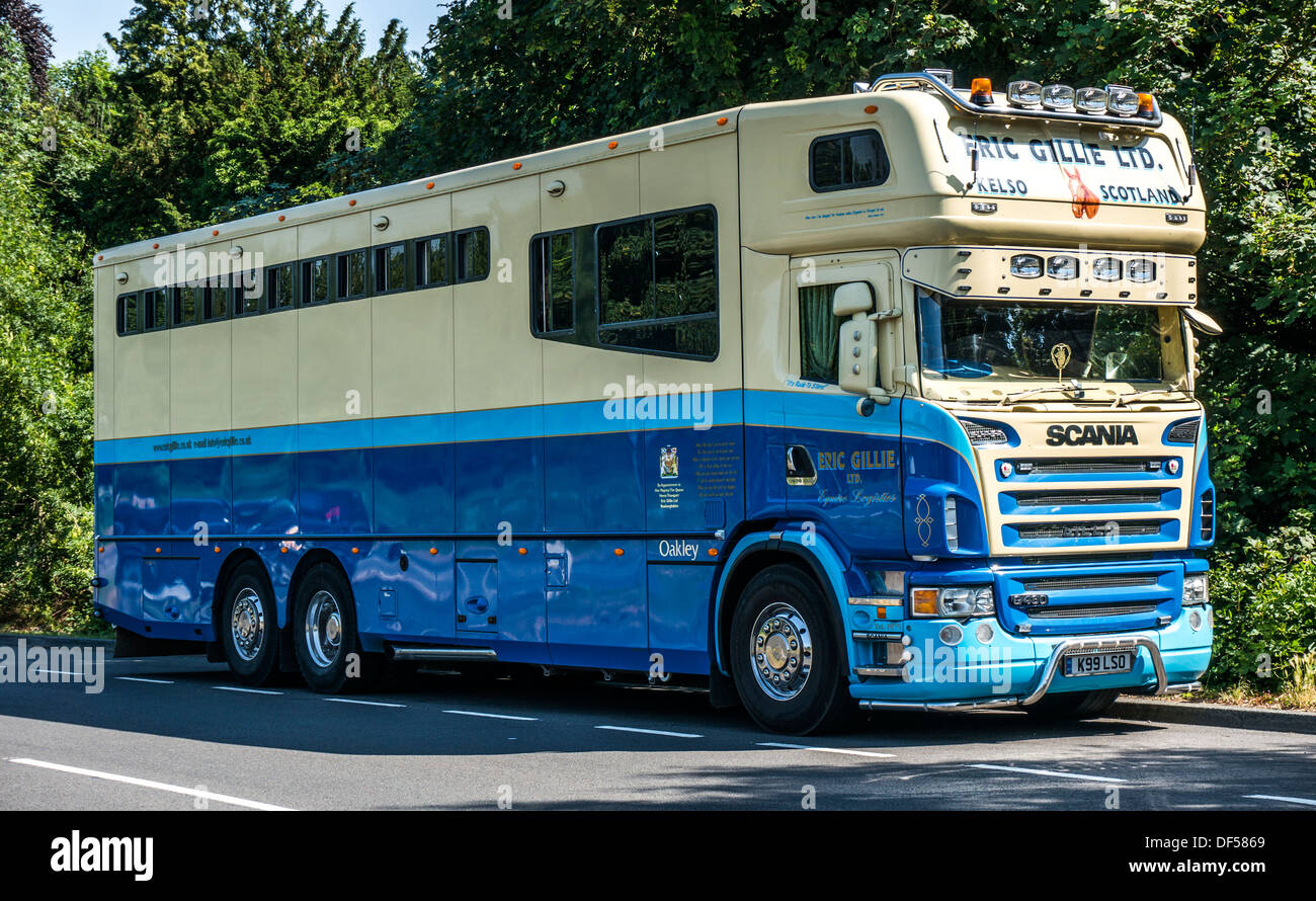 Eric Gillie Ltd (in base a Kelso, Scozia) horse transporter, parcheggiata in un layby, nel Surrey, Inghilterra, Regno Unito. Foto Stock