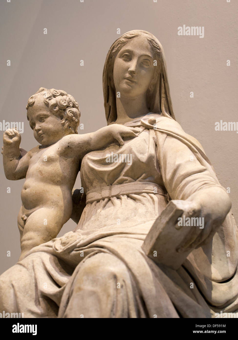 Il Victoria and Albert Museum di Londra - Madonna e Bambino di Girolamo Campagna Foto Stock