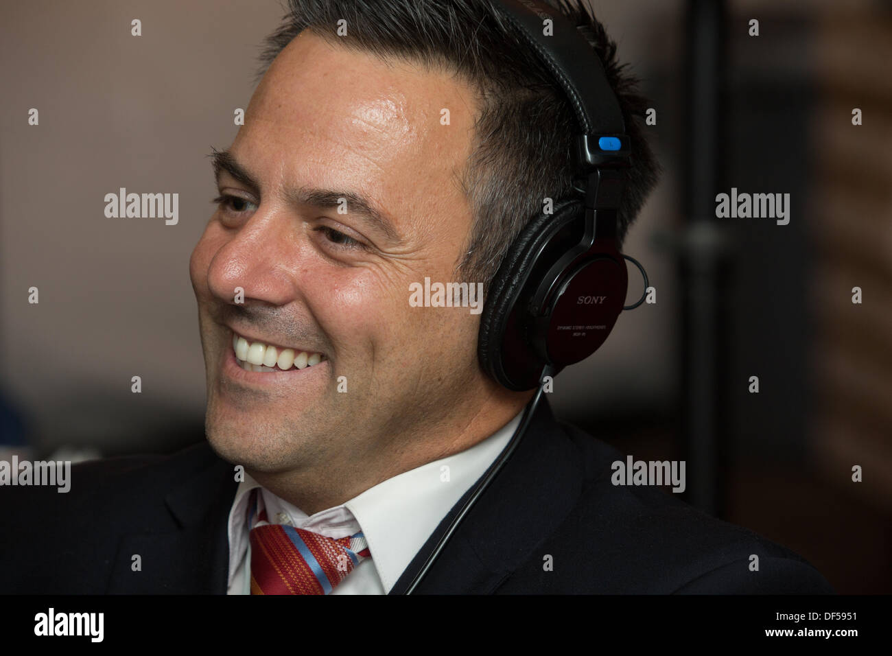 LA, CA, Stati Uniti d'America. 26 Sep, 2013. LA, CA, Stati Uniti d'America . 26 Sep, 2013. Los Angeles Consigliere Joe Buscaino sul Peter Tilden mostra sulla KABC radio live al Prima Notte Gala per la festa di San Gennaro Festival italiano a Los Angeles, CA, Stati Uniti d'America il 26 settembre 2013 © Kayte Deioma/Alamy Live News © Kayte Deioma/Alamy Live News Foto Stock