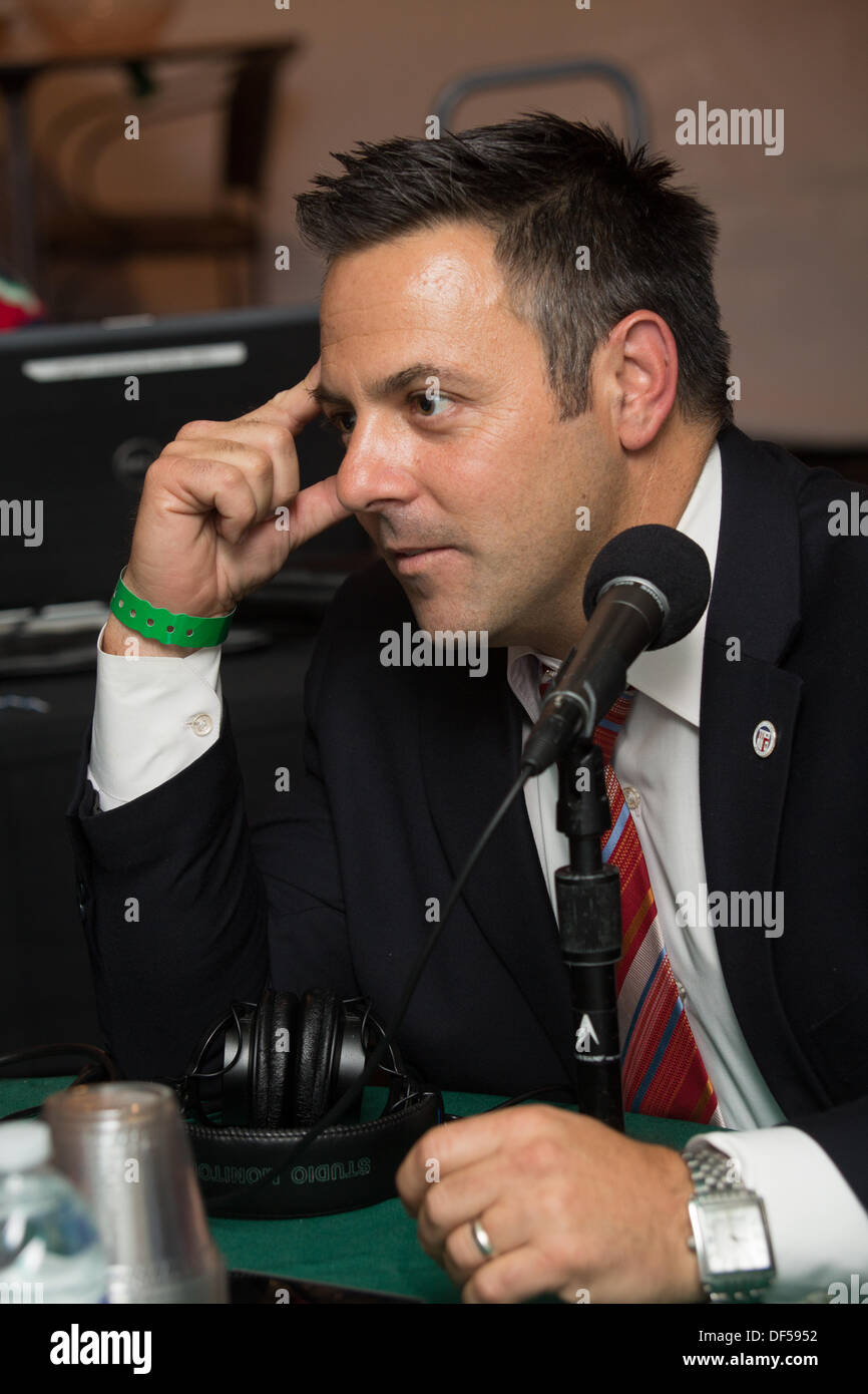 LA, CA, Stati Uniti d'America. 26 Sep, 2013. LA, CA, Stati Uniti d'America . 26 Sep, 2013. Los Angeles Consigliere Joe Buscaino sul Peter Tilden mostra sulla KABC radio live al Prima Notte Gala per la festa di San Gennaro Festival italiano a Los Angeles, CA, Stati Uniti d'America il 26 settembre 2013 © Kayte Deioma/Alamy Live News © Kayte Deioma/Alamy Live News Foto Stock