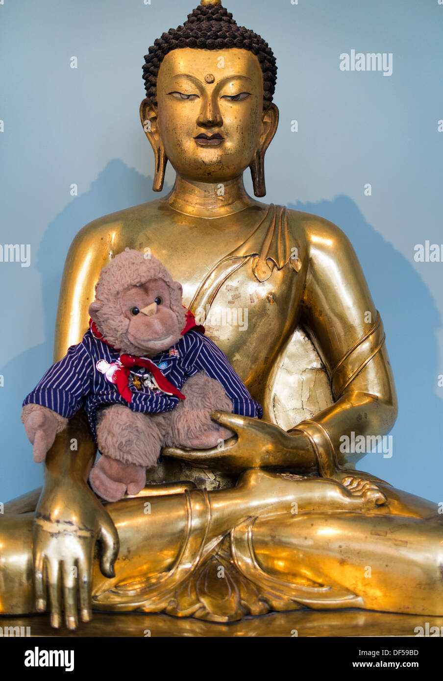 Il Victoria and Albert Museum di Londra - golden Buddha tibetano con sorprendente fluffy playmate Foto Stock