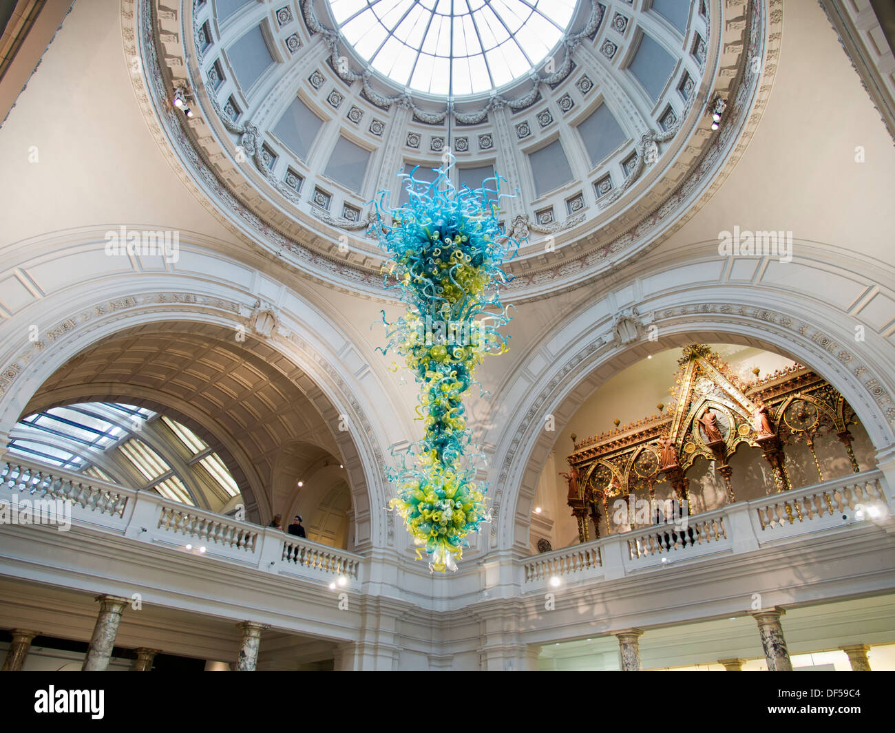 Il Victoria and Albert Museum di Londra - appeso sculture di vetro nell'atrio. Foto Stock
