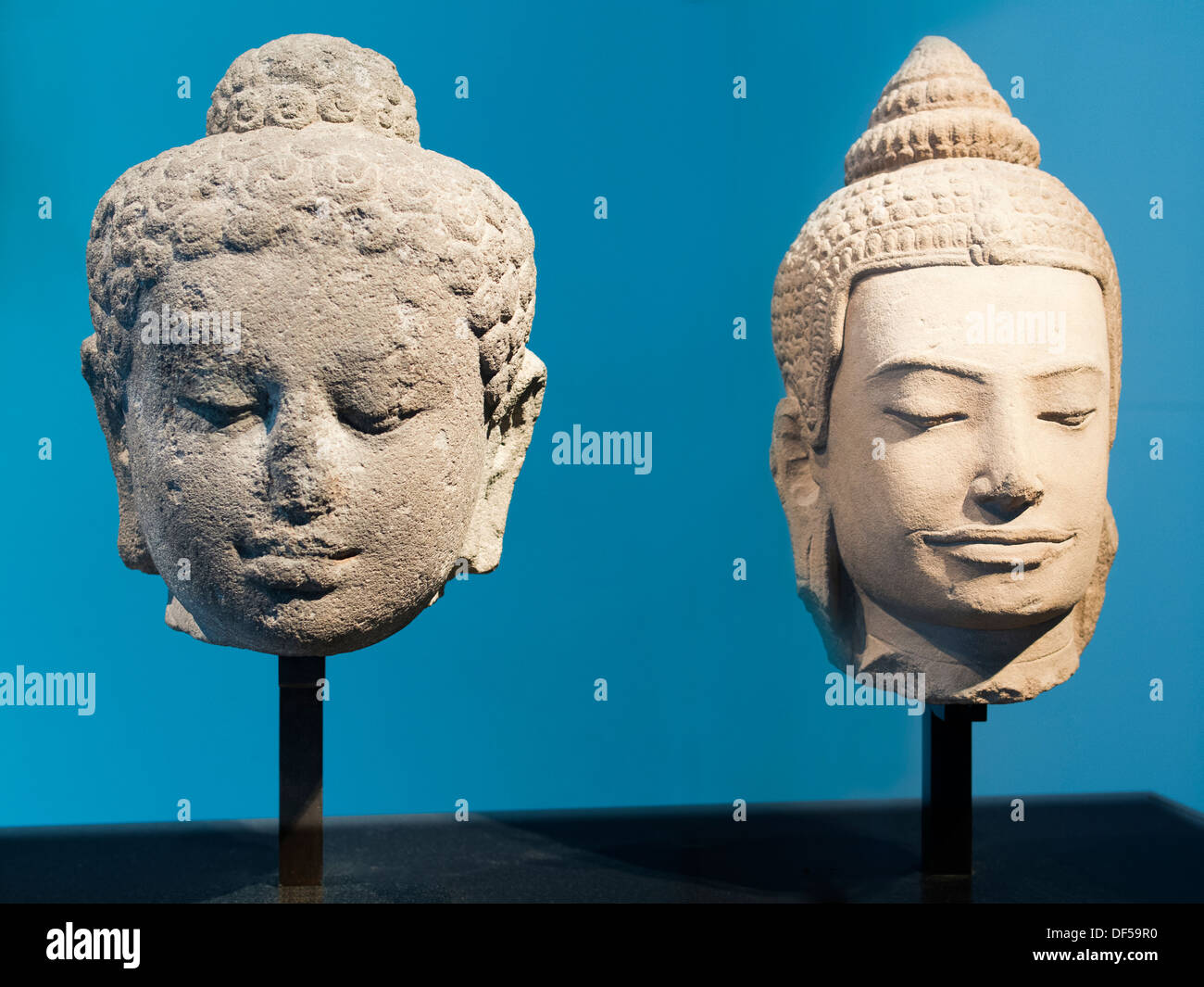 Il Victoria and Albert Museum di Londra - due teste di Buddha 2 Foto Stock