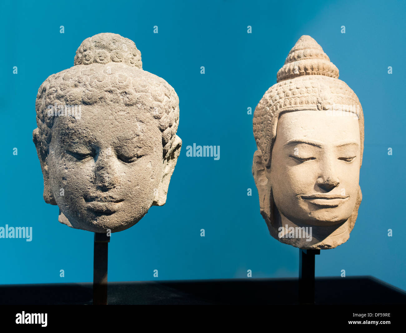 Il Victoria and Albert Museum di Londra - due teste di Buddha 1 Foto Stock