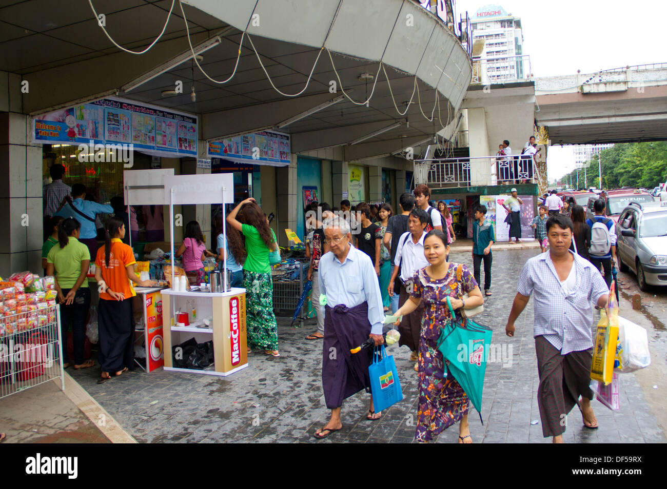 La gente a piedi passato il Rubino Mart department store di Yangon, Birmania Foto Stock