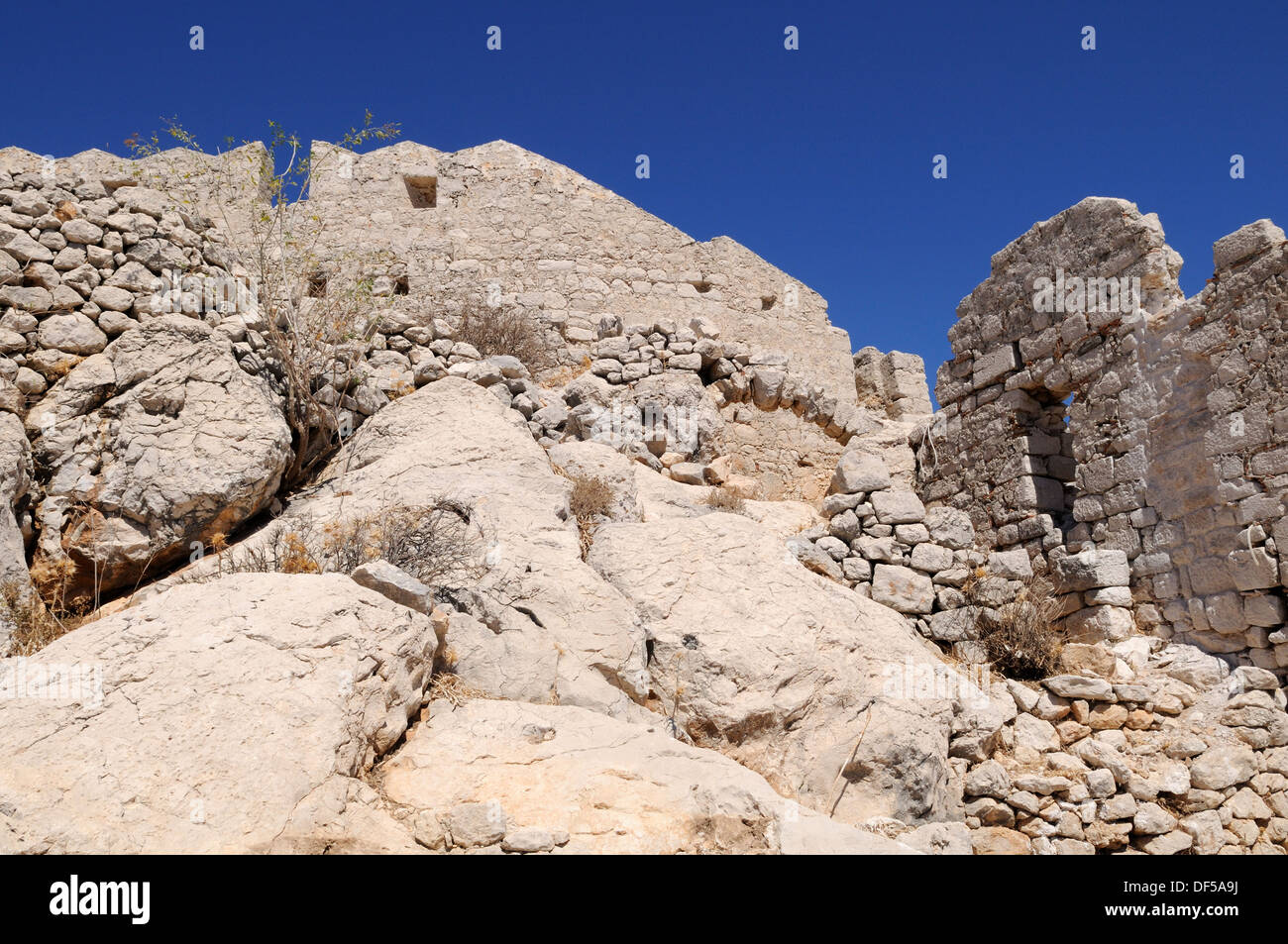 Il castello medievale dei Cavalieri di San Giovanni al di sopra del villaggio abbandonato di Chorio Halki Chalki DODECANNESO Grecia Europa Foto Stock