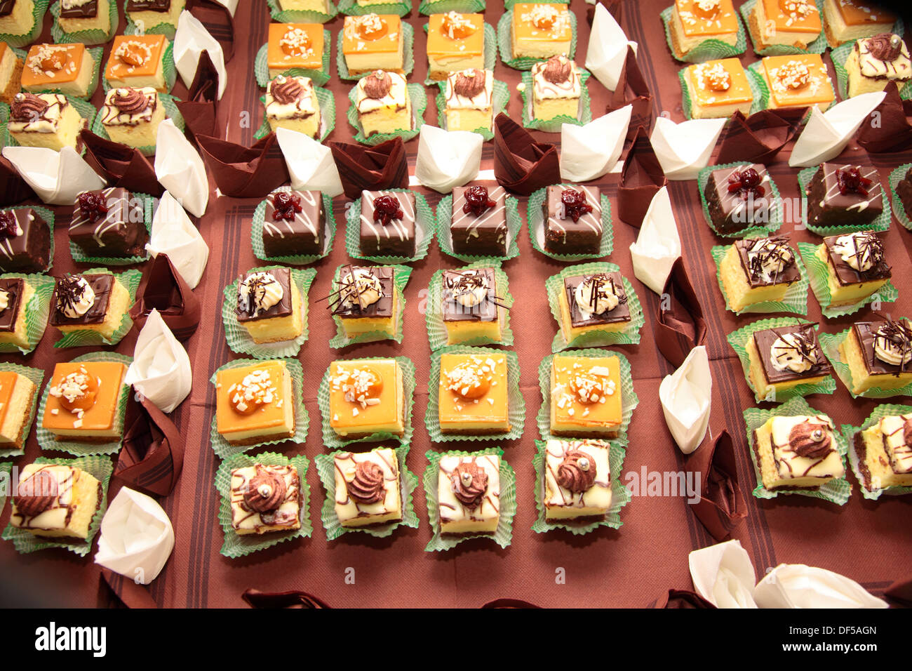 Varietà di torte singoli dessert decorativa sul tavolo in corrispondenza di un evento di lusso, catering gourmet dolci Foto Stock