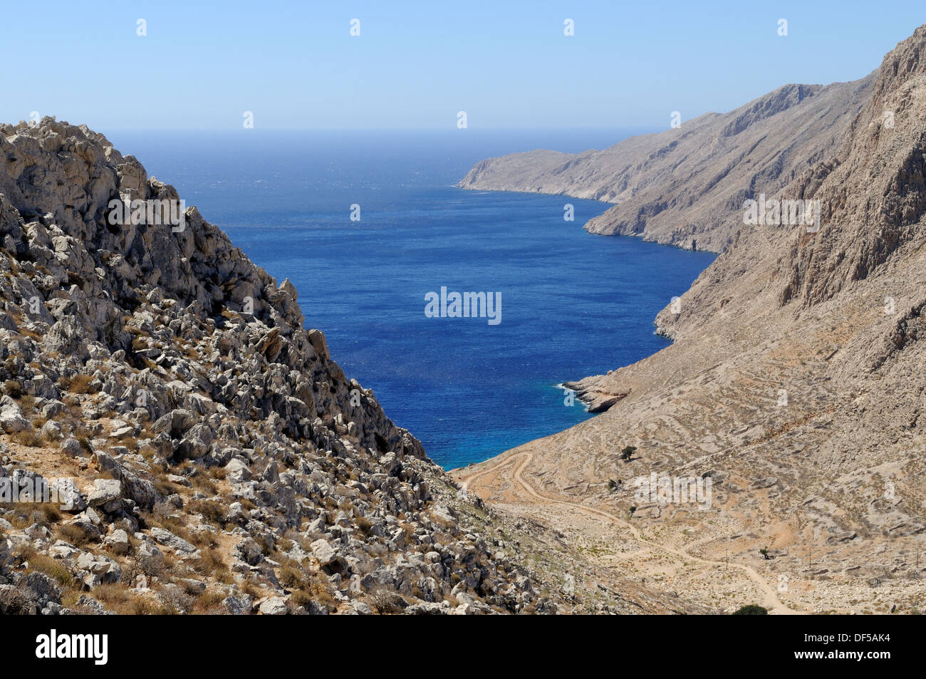 Rocky il paesaggio costiero vicino al villaggio abbandonato di Chorio Halki Chalki DODECANNESO Grecia Foto Stock