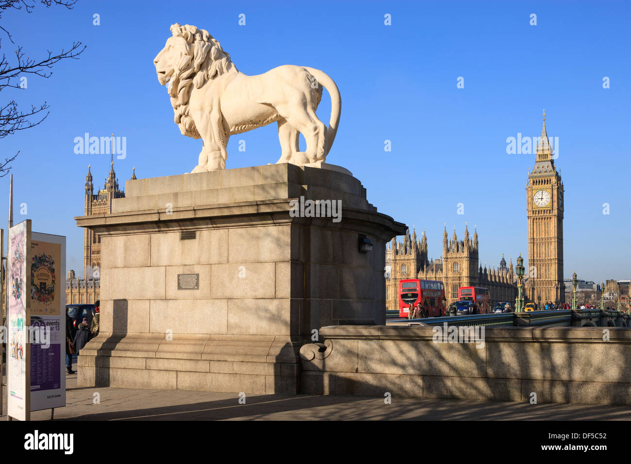 La South Bank Lion con il Big Ben e le case del Parlamento Westminster London Inghilterra England Foto Stock