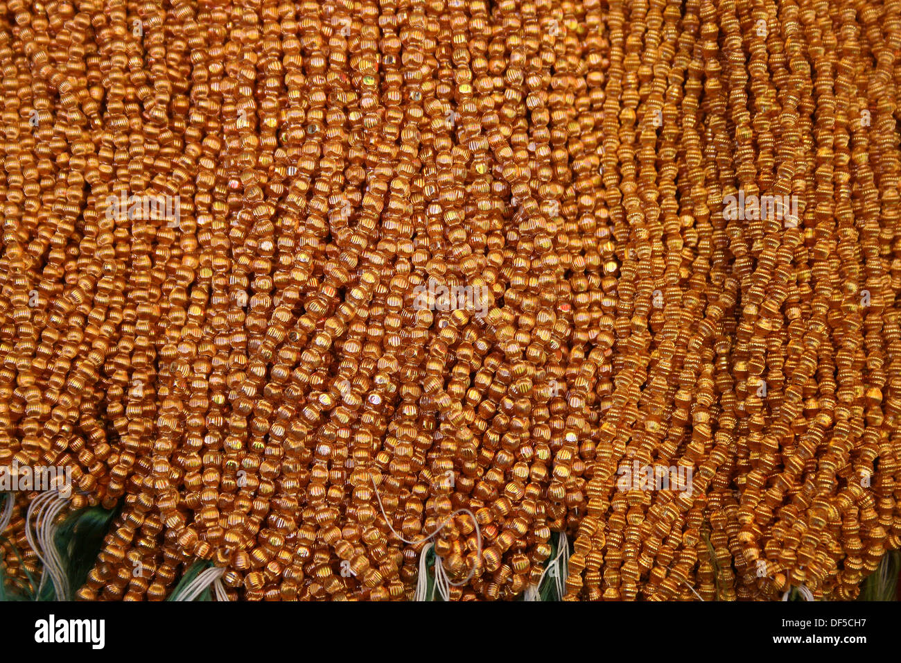 Fatte a mano in oro collane di perle in vendita all'esterno il mercato artigianale di Otavalo, Ecuador Foto Stock