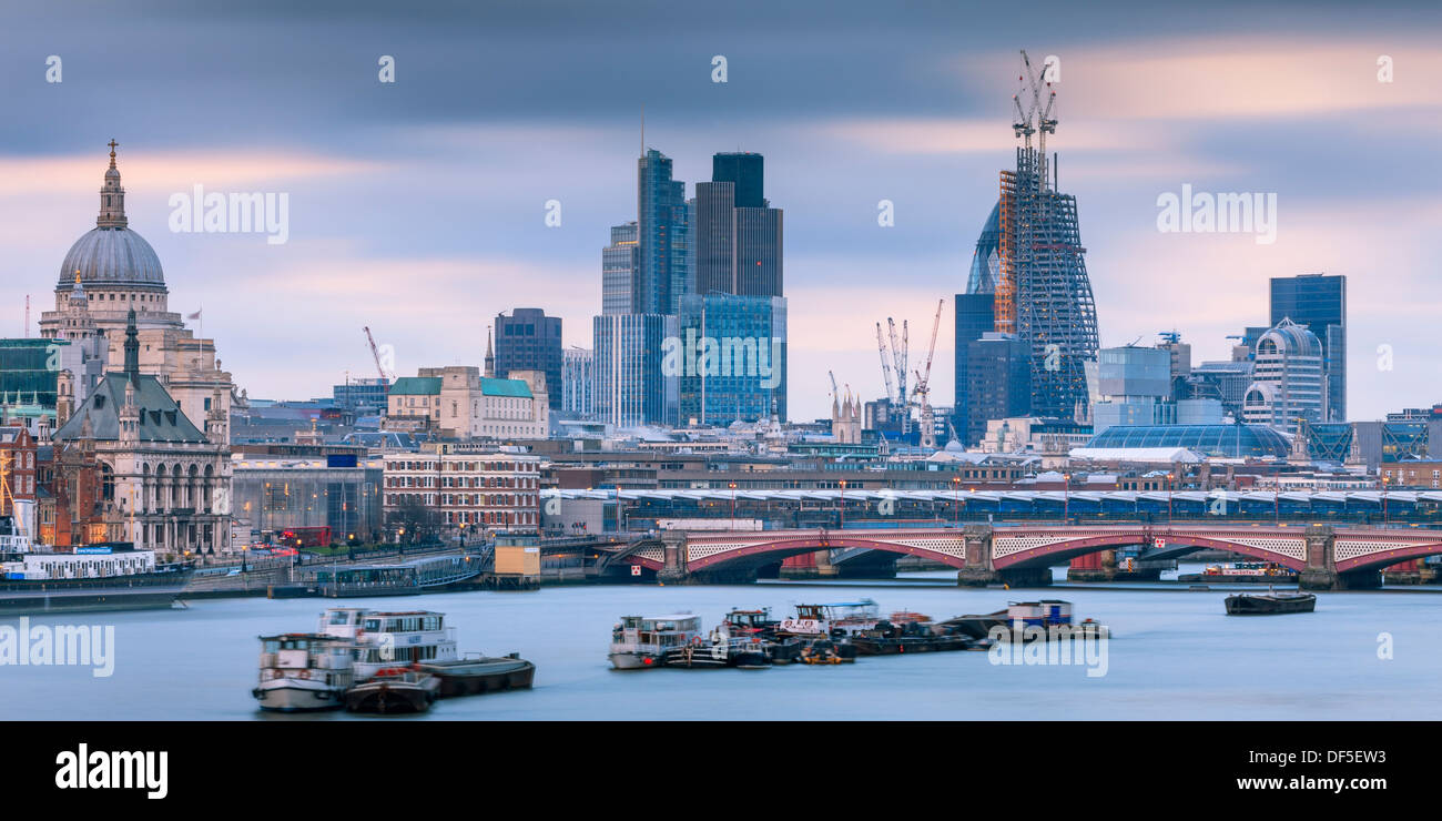 La città di Londra skyline visto oltre il Fiume Tamigi Londra Inghilterra Foto Stock