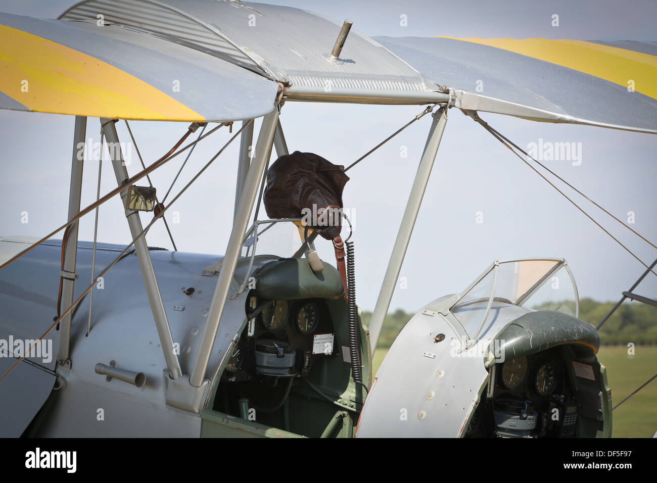 Una pelle battenti hat appeso sopra la cabina di pilotaggio di un Flying Moth aeromobile Foto Stock