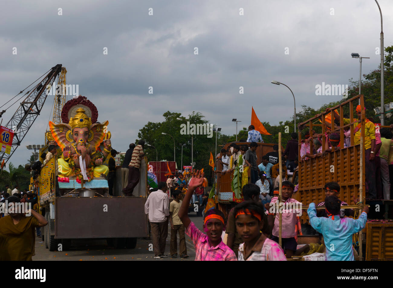 Gli idoli vengono trasportati per immersione in un lago in occasione del Ganesh Chaturti Foto Stock