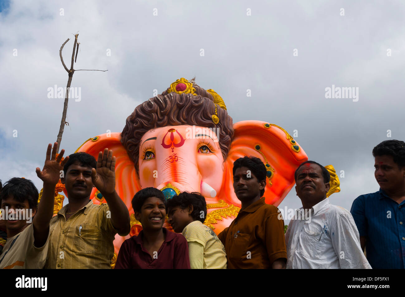 Gli idoli vengono trasportati per immersione in un lago in occasione del Ganesh Chaturti Foto Stock