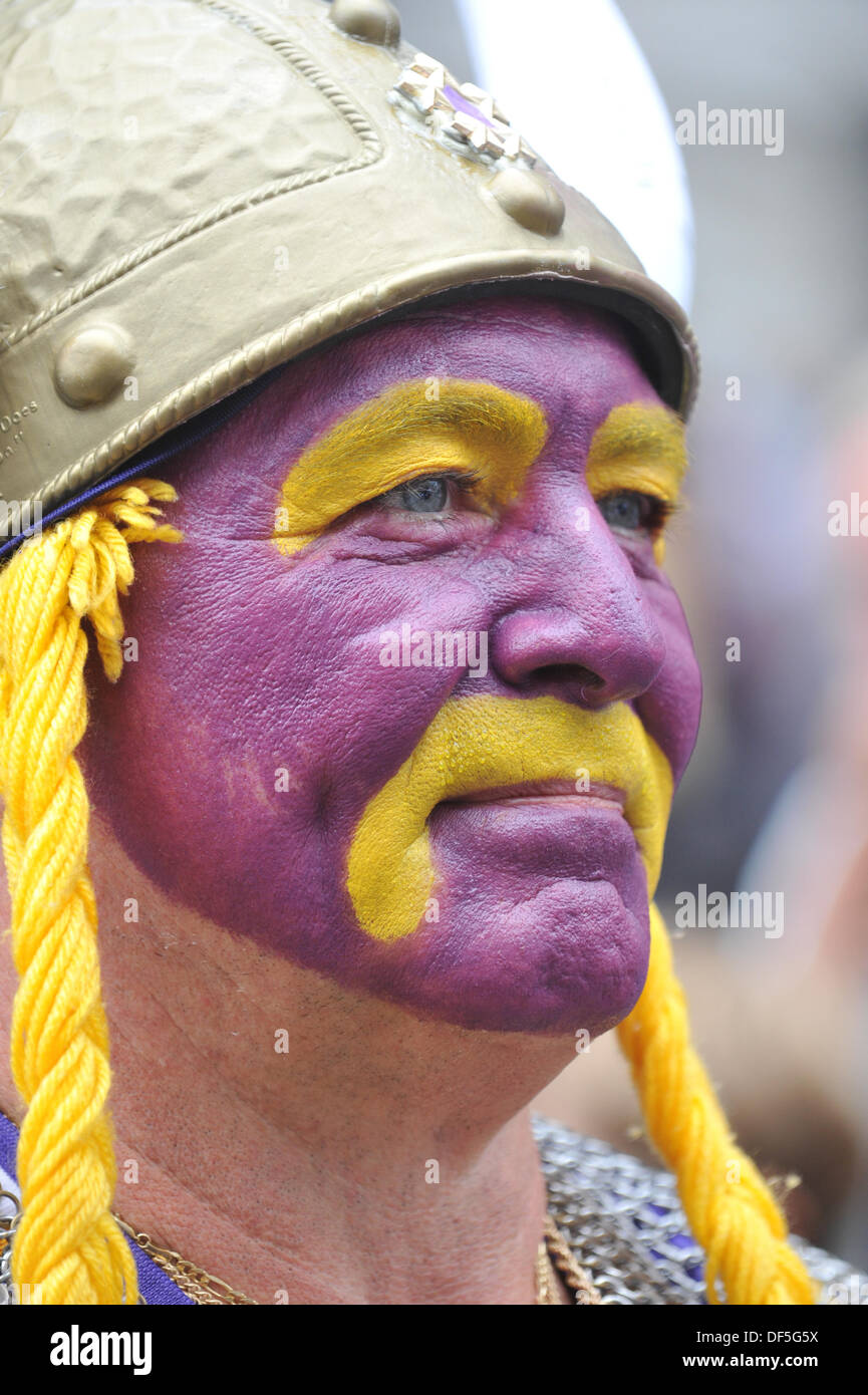 Regent Street, Londra, Regno Unito. Il 28 settembre 2013. Una ventola del Minnesota Vikings vestito in costume di NFL evento su Regent Street. Credito: Matteo Chattle/Alamy Live News Foto Stock