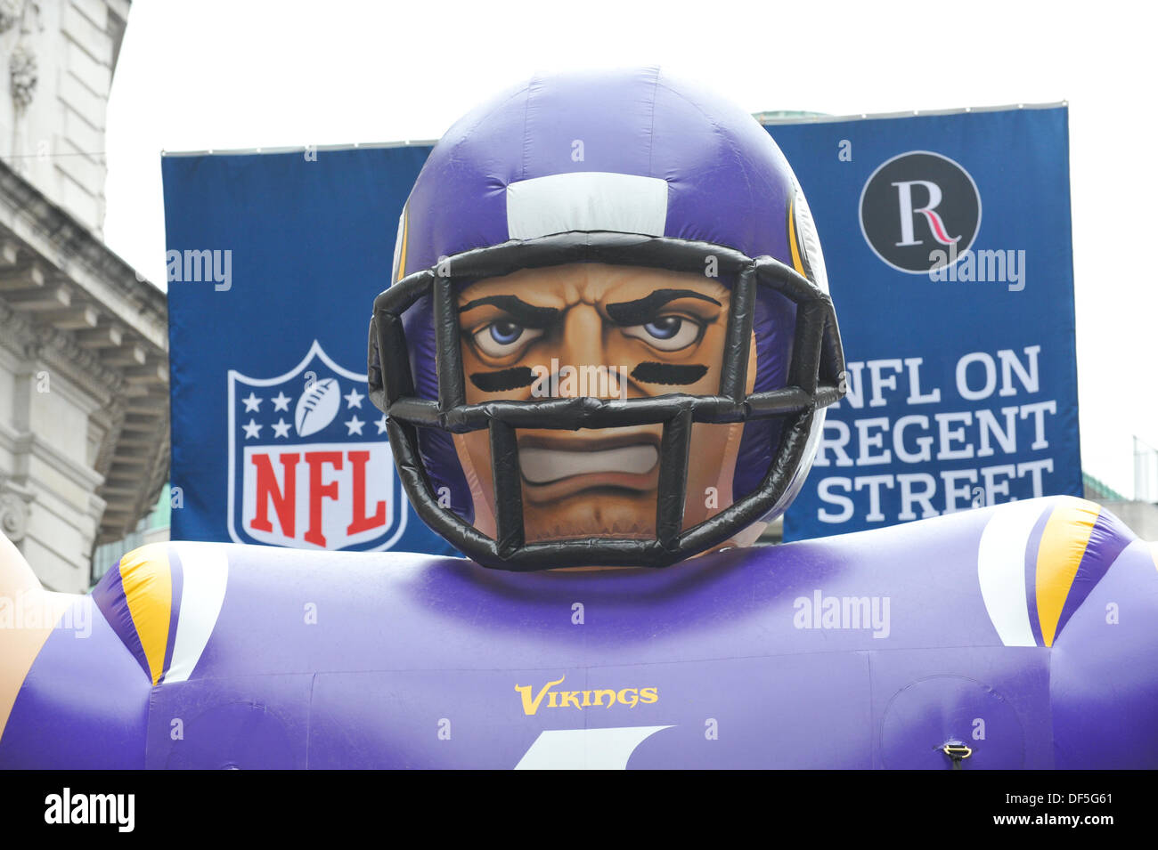 Regent Street, Londra, Regno Unito. Il 28 settembre 2013. Un Minnesota Vikings gonfiato figura e bandiere del NFL evento su Regent Street. Credito: Matteo Chattle/Alamy Live News Foto Stock