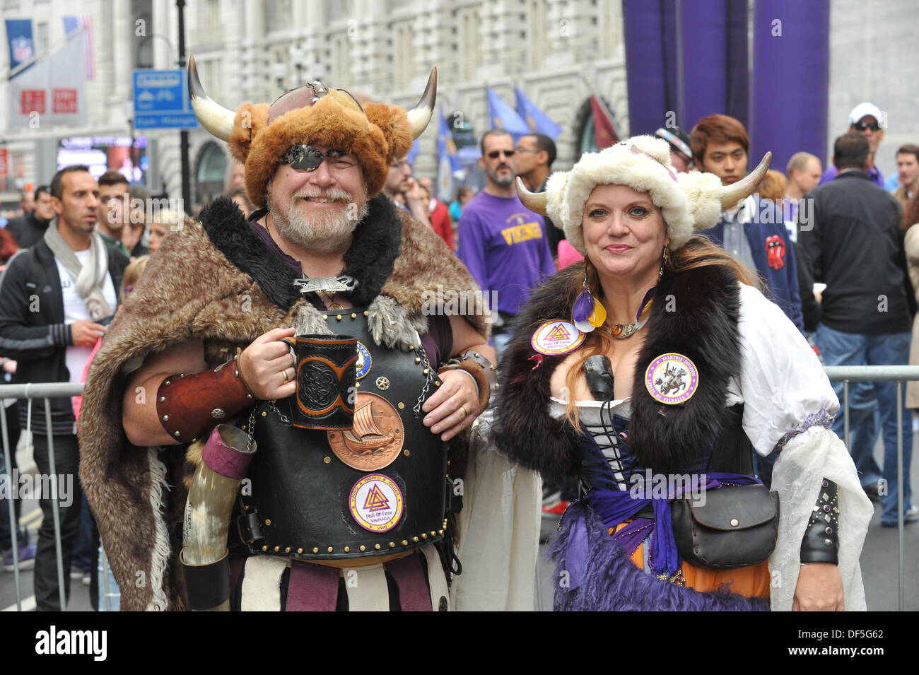 Regent Street, Londra, Regno Unito. Il 28 settembre 2013. Due ventole del Minnesota Vikings vestito in costume di NFL evento su Regent Street. Credito: Matteo Chattle/Alamy Live News Foto Stock