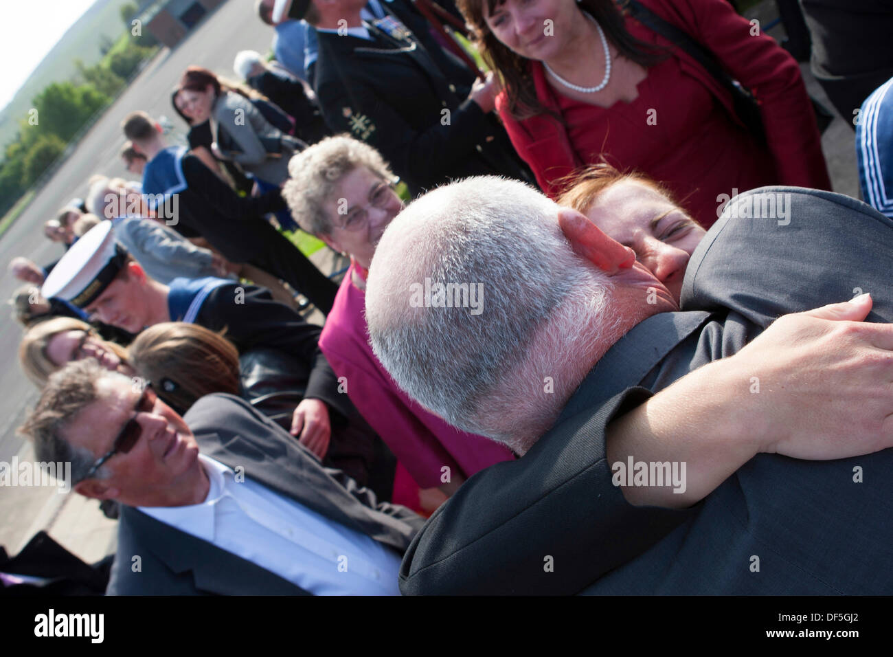 Royal Navy recruit celebra il successo del suo addestramento iniziale dopo la sua sfilata di passaggio. Foto Stock