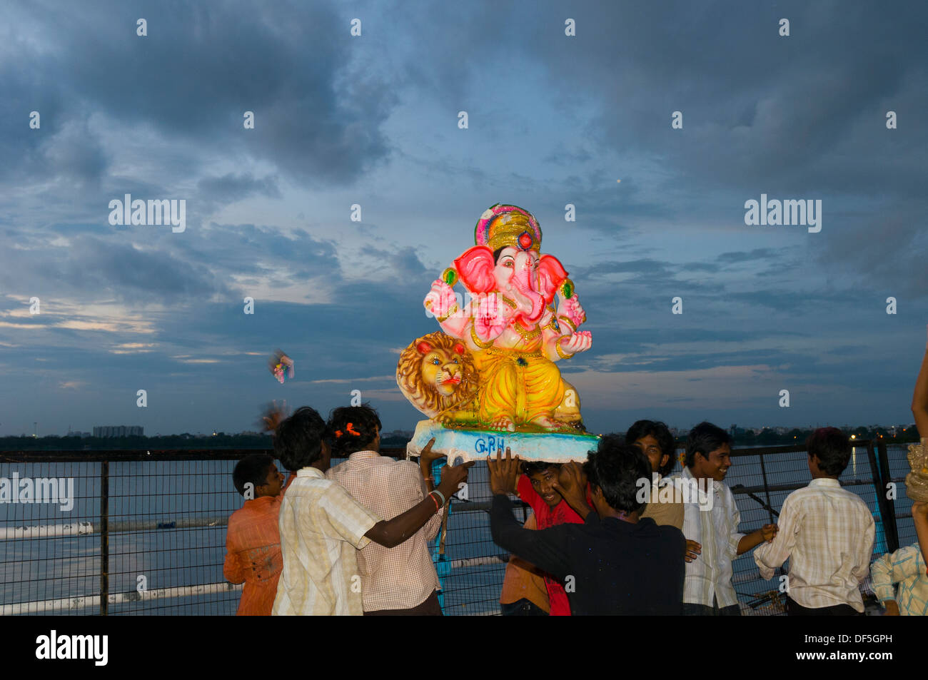 Ganesh idoli essendo immersi in un lago a Hyderabad, in India in occasione della Ganesh Chaturti Foto Stock