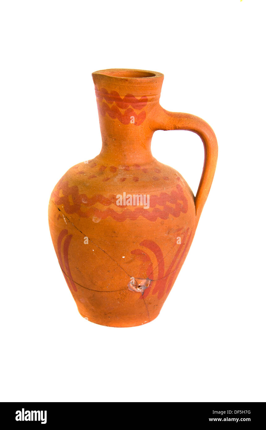 Antico incrinato ornamentali vaso di argilla isolati su sfondo bianco Foto Stock