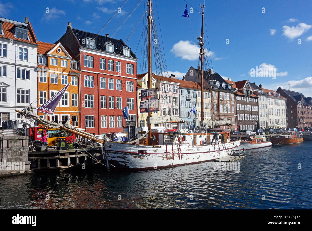 Coloratissimo Nyhavn a Copenaghen in Danimarca Foto Stock