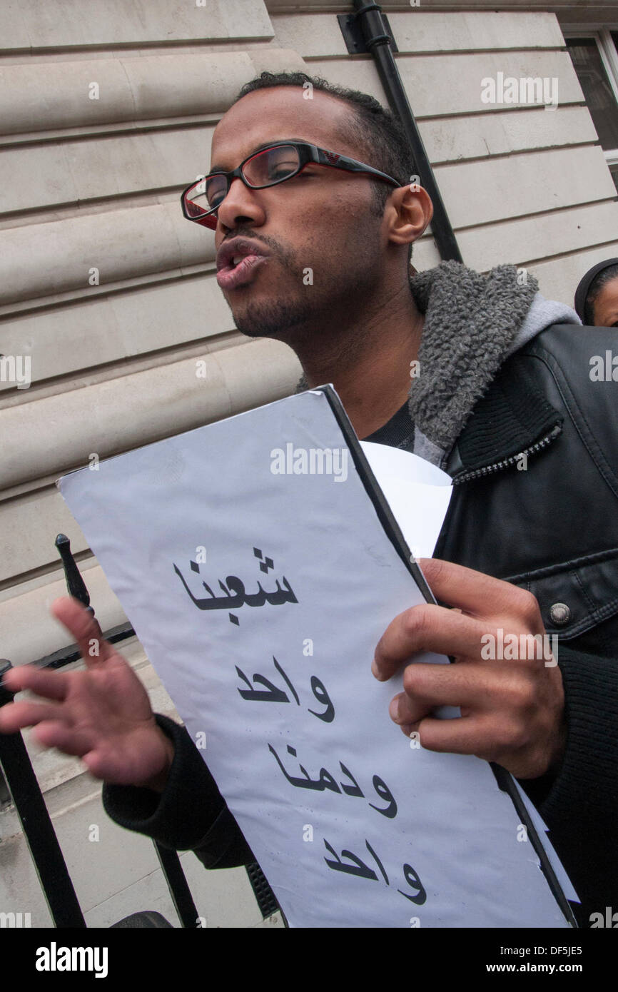 Londra, Regno Unito. Il 28 settembre, 2013. Un manifestante grida insieme con la folla come i sudanesi espatriati dimostrare contro il paese del regime che chiedeva la liberazione dei prigionieri politici e la fine del governo corruzione. Credito: Paolo Davey/Alamy Live News Foto Stock