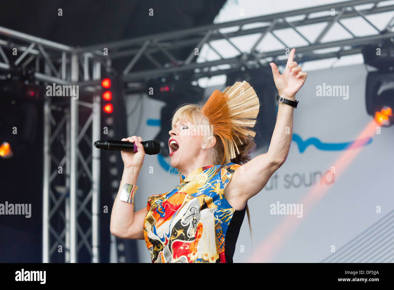 Toyah Wilcox con una mano in aria, cantando in Newcastle orgoglio evento, Luglio 2013 a Newcastle sul Tyne. Foto Stock