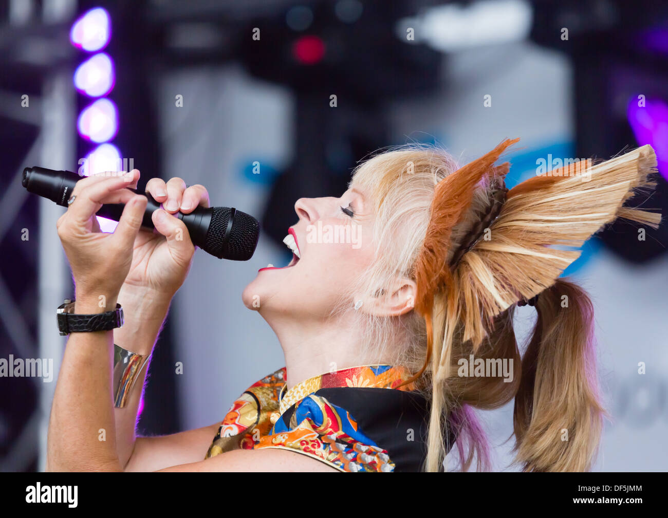 Toyah Wilcox canto presso il Newcastle orgoglio evento, Luglio 2013 a Newcastle sul Tyne. Foto Stock