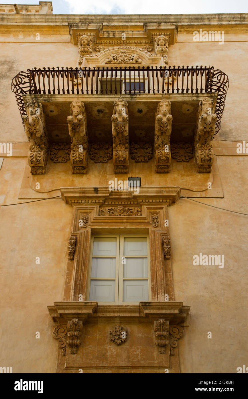 Stile Barocco Siciliano balcone Noto, Sicilia, Italia Foto Stock
