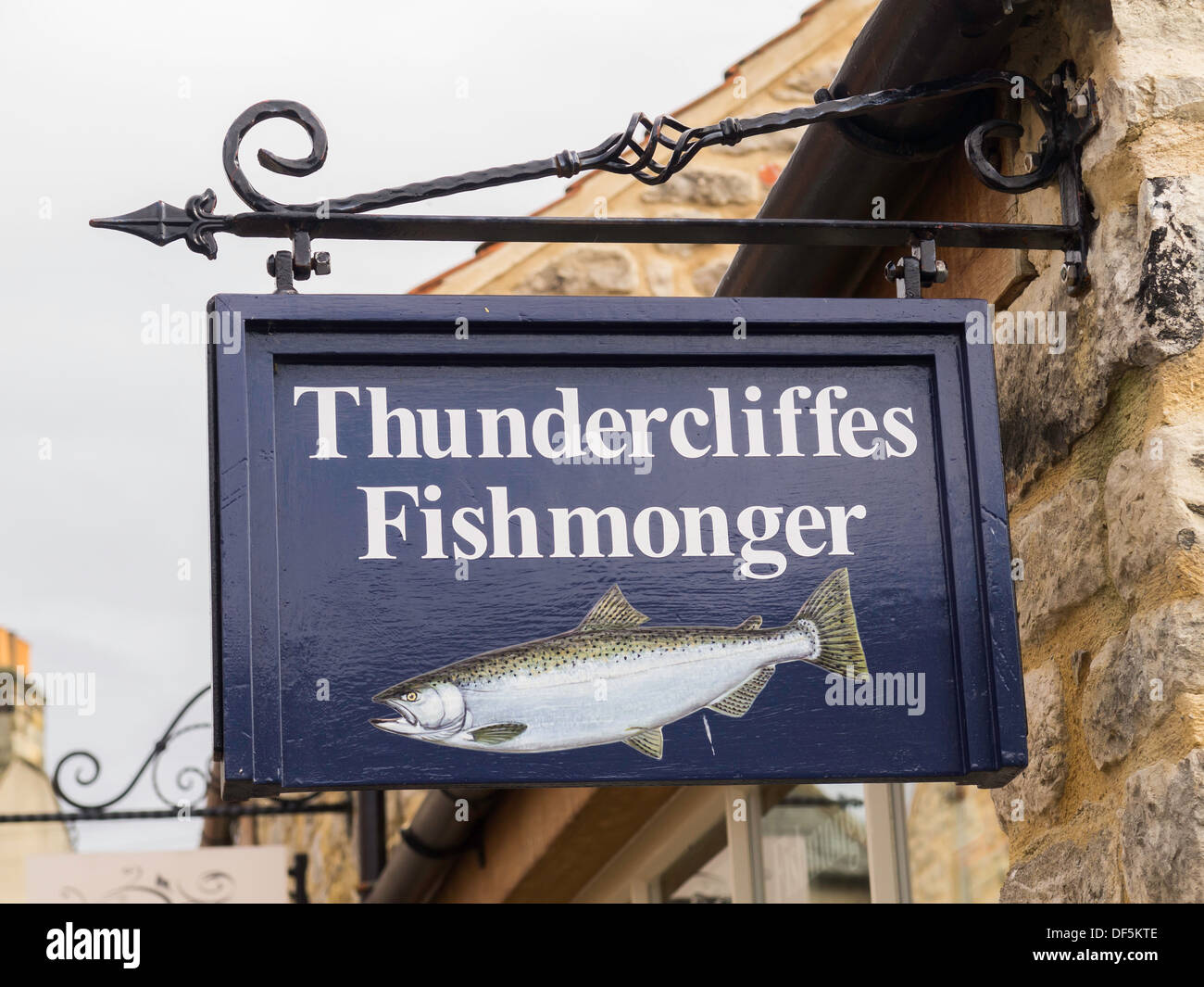 Segno decorata con una foto di una trota per Thundercliffes pescivendolo in Helmsley North Yorkshire Regno Unito Foto Stock
