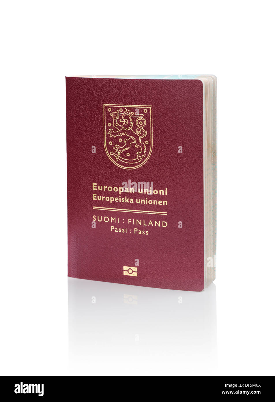 Finlandese (Finlandia) passaporto isolato su bianco con la riflessione. Questa è la nuova (2013) design del passaporto. Foto Stock