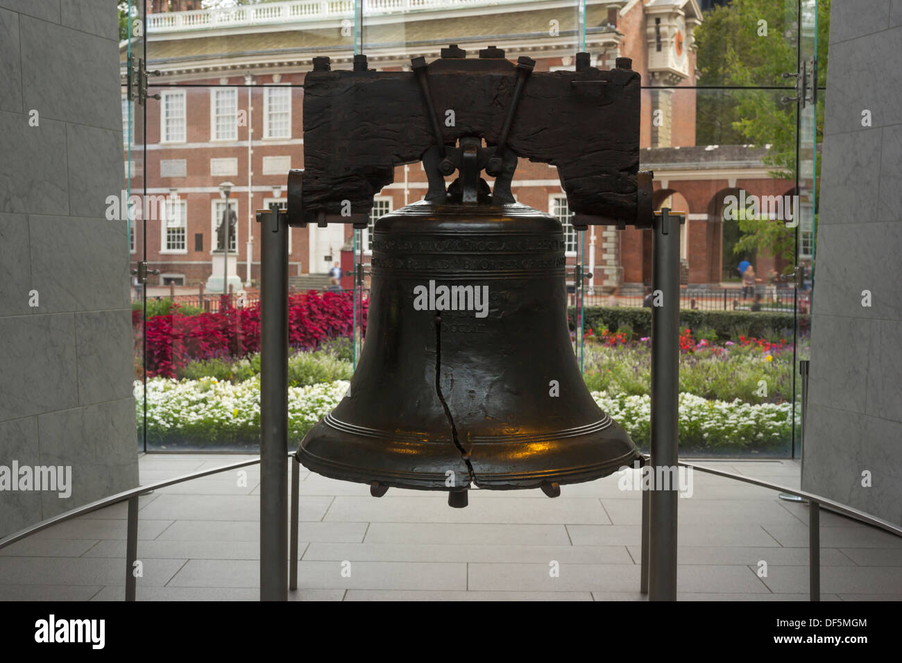 LIBERTY BELL (©PASS & STOW 1753) Liberty Bell Center (©BERNARD CYWINSKI 2003) di Filadelfia in Pennsylvania USA Foto Stock