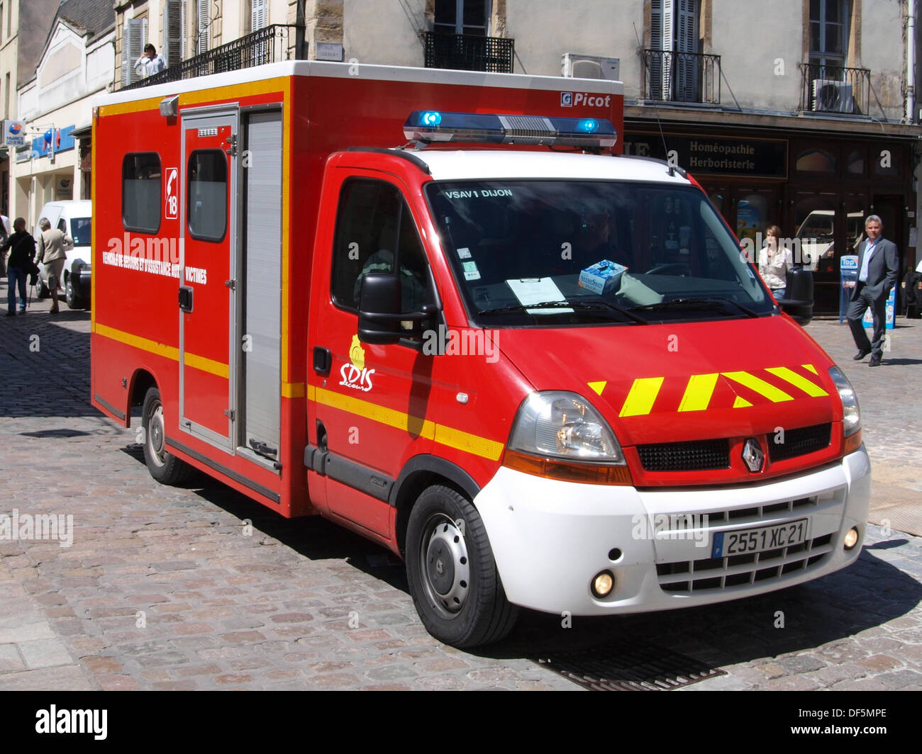 Un camion dei vigili del fuoco e un'ambulanza sono di stanza a Digione, in Francia, al servizio delle emergenze e delle esigenze di sicurezza pubblica. Foto Stock
