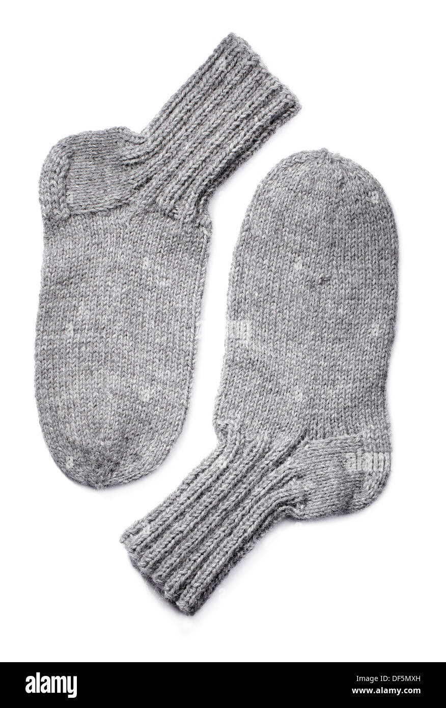 Una coppia di mano-grigio maglia calze di lana su sfondo bianco con ombra naturale. Foto Stock