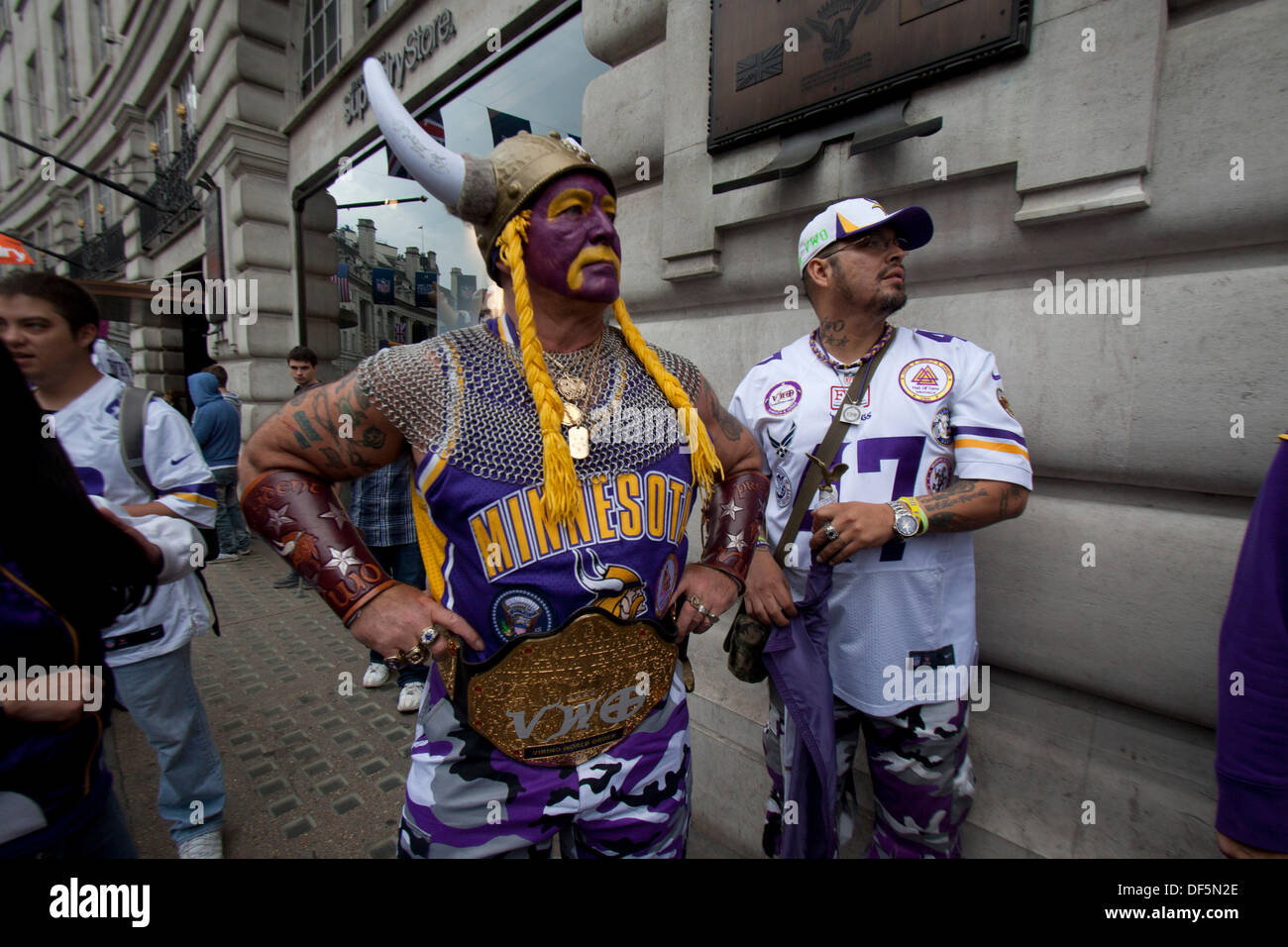 Londra, Regno Unito. Il 28 settembre, 2013. Il 28 settembre 2013. Londra REGNO UNITO. Minnesota fan vestiti in costumi vichinghi come Regent street è stata chiusa per uno stile americano block party davanti al gioco di NFL tra il Minnesota Vikings e Pittsburgh Steelers che sarà svolto presso lo stadio di Wembley domenica 29 settembre. Credito: amer ghazzal/Alamy Live News Foto Stock Londra, Regno Unito. Il 28 settembre, 2013. Il 28 settembre 2013. Londra REGNO UNITO. Minnesota fan vestiti in costumi vichinghi come Regent street è stata chiusa per uno stile americano block party davanti al gioco di NFL tra il Minnesota Vikings e Pittsburgh Steelers che sarà svolto presso lo stadio di Wembley domenica 29 settembre. Credito: amer ghazzal/Alamy Live News Foto Stock