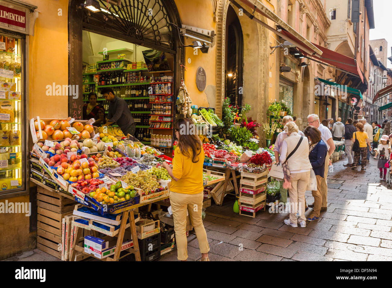 La frutta e la verdura al di fuori di un negozio in Via Drapperie nel centro storico della città, Bologna, Emilia Romagna, Italia Foto Stock