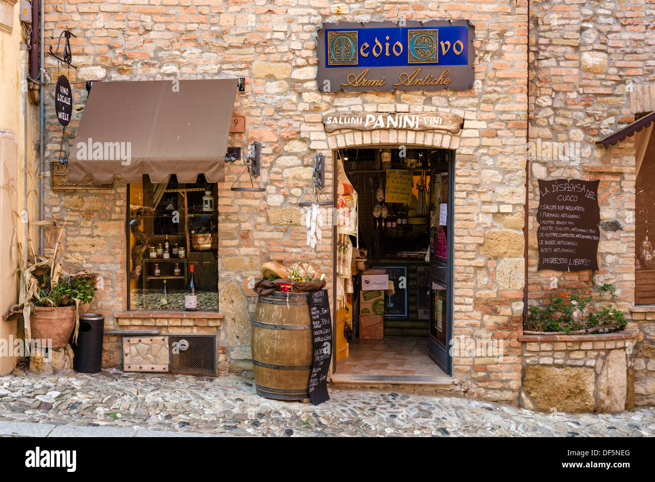 Tradizionale negozio di vendita di pane, vino e carni nel centro della città vecchia medievale di Castell'Arquato, Piacenza, Emilia Romagna, Italia Foto Stock