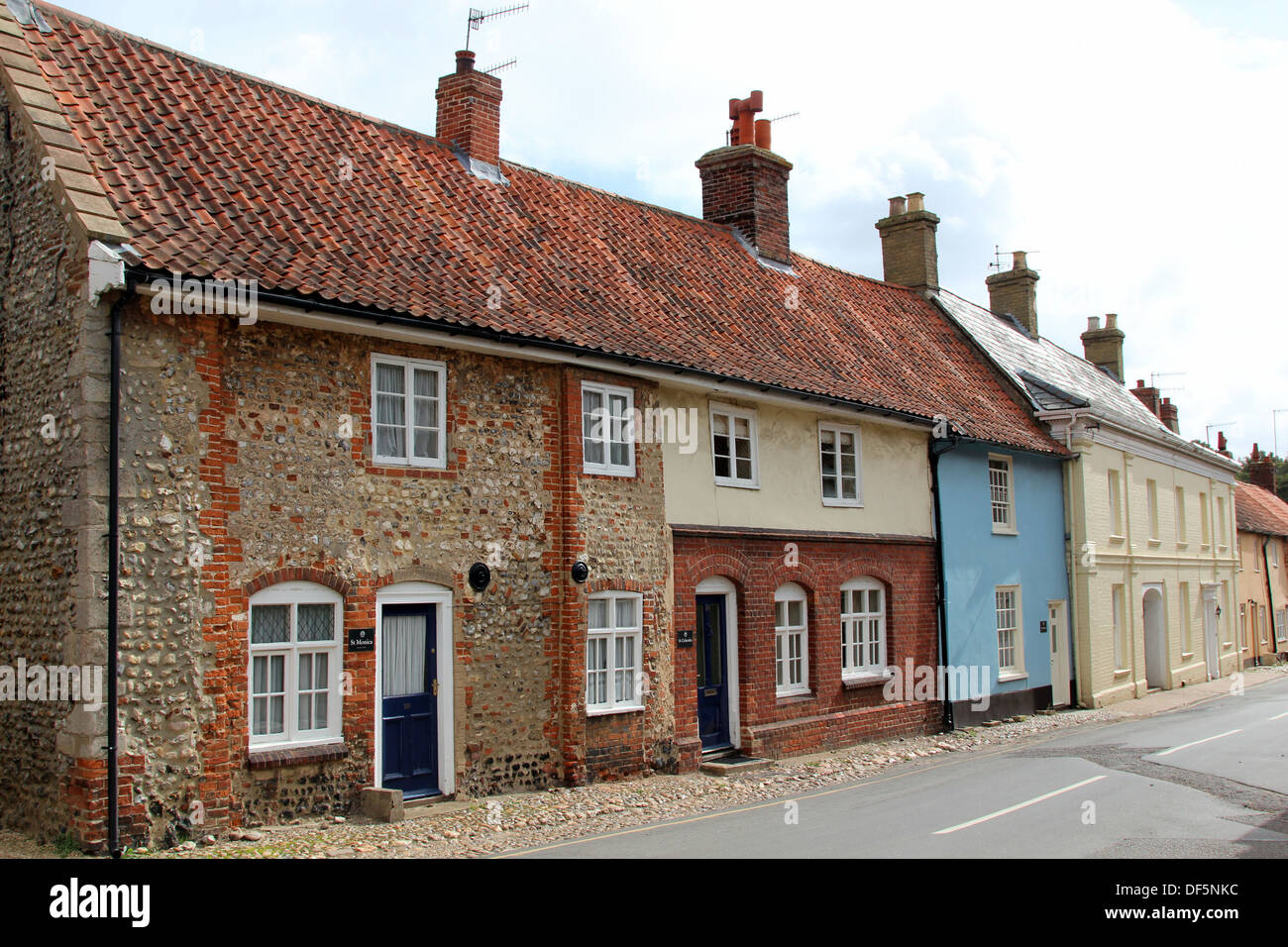 Alcune delle case a schiera in Knight Street, Little Walsingham, Norfolk, Regno Unito Foto Stock