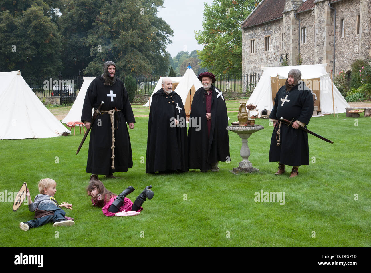 Dando dei viandanti Dole che consiste di birra e di pane durante Michaelmas fiera presso l'Ospedale di Santa Croce Winchester Regno Unito Foto Stock