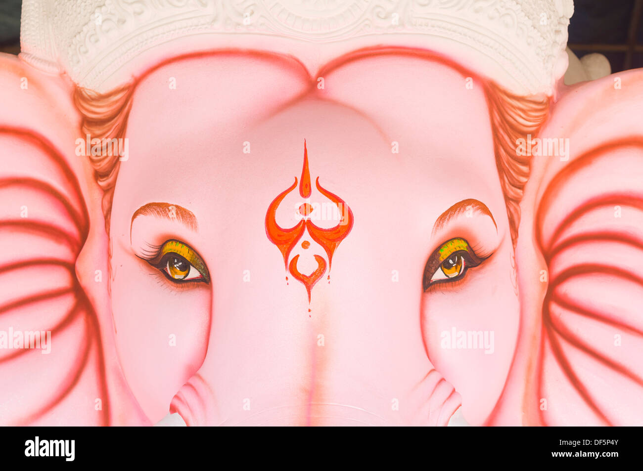 Ganesh Chaturthi. Idoli pronti per la vendita Foto Stock