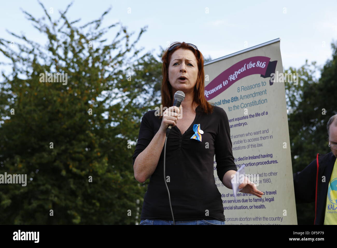 Dublino, Irlanda. Il 28 settembre 2013. Clare Daly, Regno alleanza di sinistra TD (membro del Parlamento), affronta la protesta.Pro-Choice attivisti hanno marciato attraverso Dublino, chiamando per un nuovo referendum sull'aborto, per consentire l'aborto in Irlanda per tutte le donne. La marcia di protesta è stata parte della giornata di azione globale per la sicurezza giuridica e l'aborto, che si svolge in tutto il mondo. Credito: Michael Debets/Alamy Live News Foto Stock