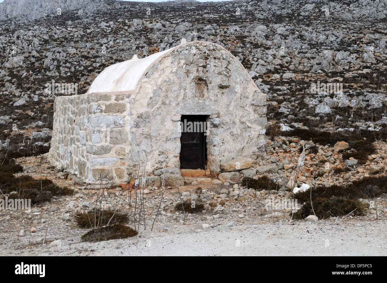 Una vecchia Chiesa Ortodossa greca nei pressi del villaggio abbandonato di Chorio Halki Chalki DODECANNESO Grecia Foto Stock