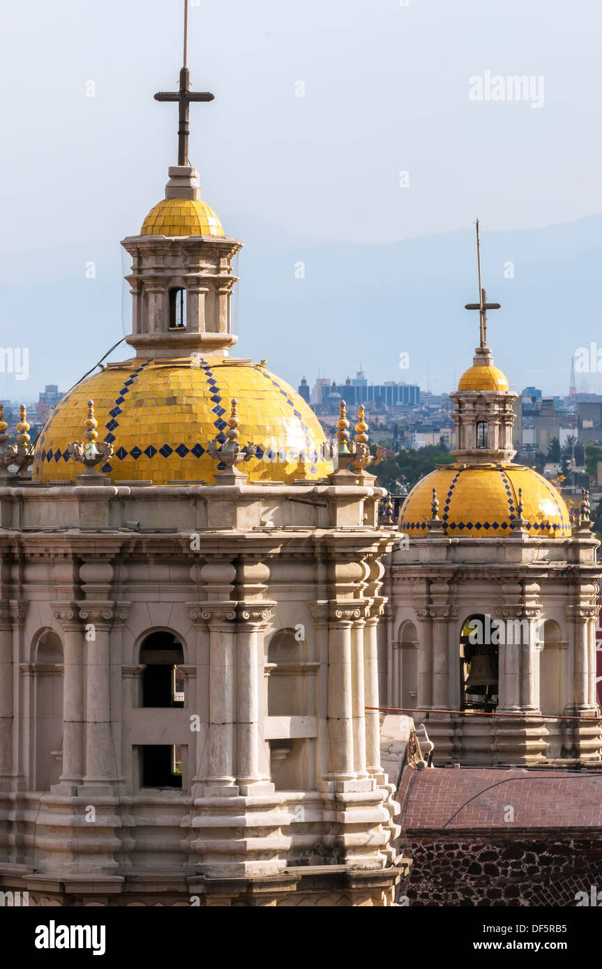 Guglie gemelle dell Antica Basilica di Nostra Signora di Guadalupe Foto Stock