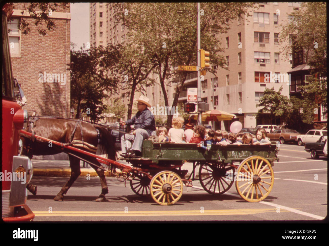 Carrozza trainata da cavalli, una delle tante attrazioni del festival di primavera tenutosi a CARL SCHURZ PARK, tra East End Avenue... 551717 Foto Stock