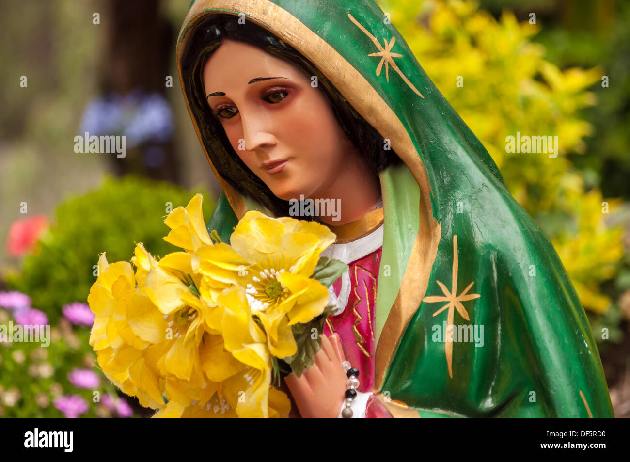 Colorato la statua della Vergine Maria nella Città del Messico Foto Stock